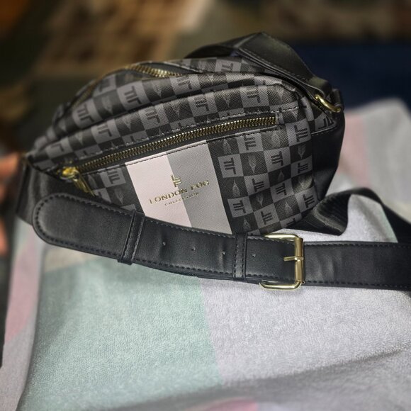 London Fog Camera Crossbody Bag - Picture 4 of 8